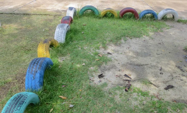 Πολύχρωμο παιχνίδι ελαστικών Ανακυκλώστε στην παιδική χαρά του σχολείου στην Ταϊλάνδη — Φωτογραφία Αρχείου