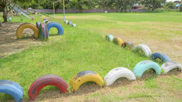 Jucărie de anvelope colorată Reciclare în terenul de joacă școlar din Thailanda — Fotografie, imagine de stoc