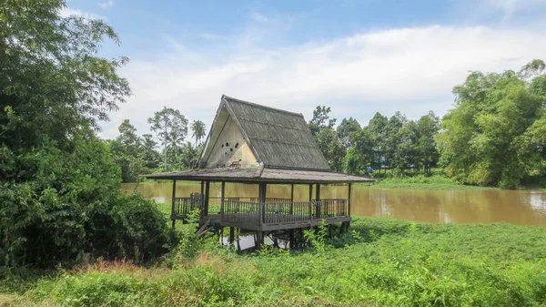 Padiglione rotto vicino al canale di Phatthalung, Thailandia — Foto Stock