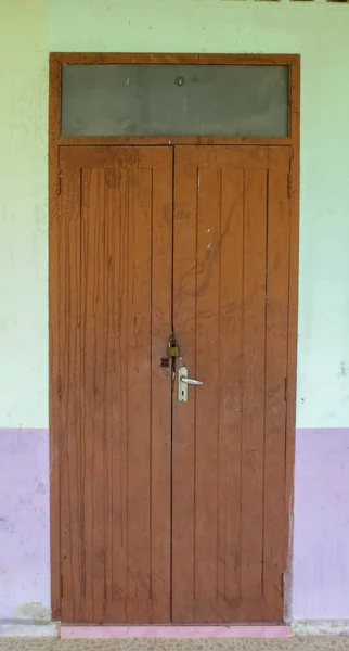 Alte hölzerne tür der thailändischen schule in phatthalung, thailand — Stockfoto