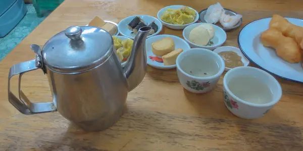 Conjunto de chá e dim sum no estilo restaurante chinês em Phatthalung, Tailândia — Fotografia de Stock