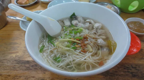 Macarrão chinês com robalo no restaurante chinês na Tailândia — Fotografia de Stock