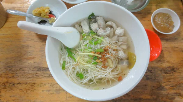 Kínai tészta tengeri sügérrel a kínai étteremben Thaiföldön — Stock Fotó
