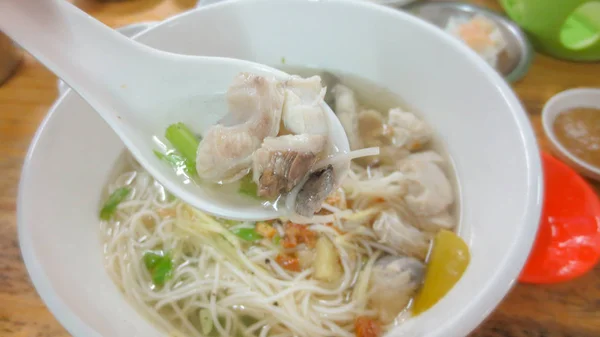 Macarrão chinês com robalo no restaurante chinês na Tailândia — Fotografia de Stock