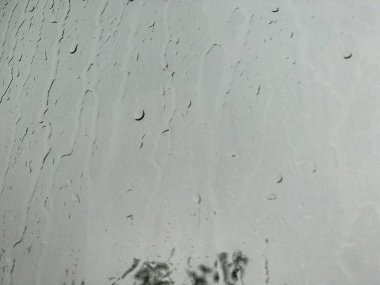 Hızlı hareket eden trenle cam pencerelere yağmur damlası