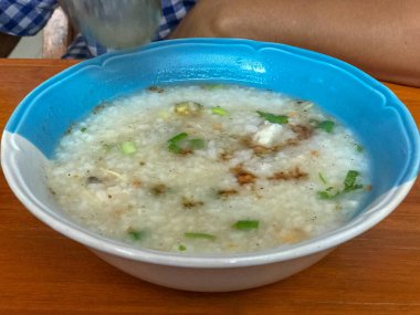 Tayland kâsesinde domuz eti ve geleneksel kahvaltıda haşlanmış pirinç.