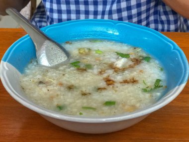 Tayland kâsesinde domuz eti ve geleneksel kahvaltıda haşlanmış pirinç.