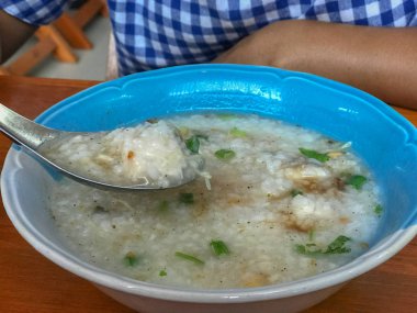 Tayland kâsesinde domuz eti ve geleneksel kahvaltıda haşlanmış pirinç.