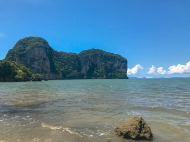 Tayland 'ın Pak Meng Sahili Trang bölgesinde güzel bir deniz dağı ve ada manzarası.