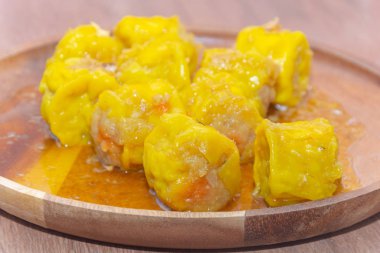 Karides Çin buğulanmış köfte tabakta