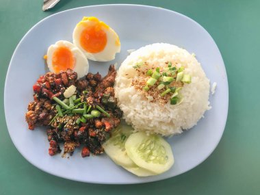 Çin biberli ızgara domuz eti, pilav ve yumurta.