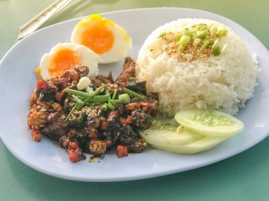 Çin biberli ızgara domuz eti, pilav ve yumurta.