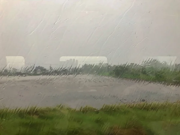 Gota de lluvia en ventanas de vidrio con tren en movimiento rápido — Foto de Stock