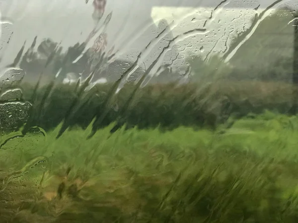 Chuva Gota em janelas de vidro com trem em movimento rápido — Fotografia de Stock