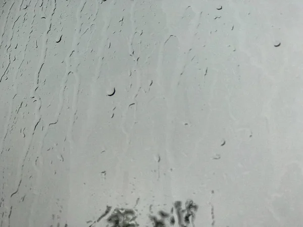 Gota de lluvia en ventanas de vidrio con tren en movimiento rápido — Foto de Stock