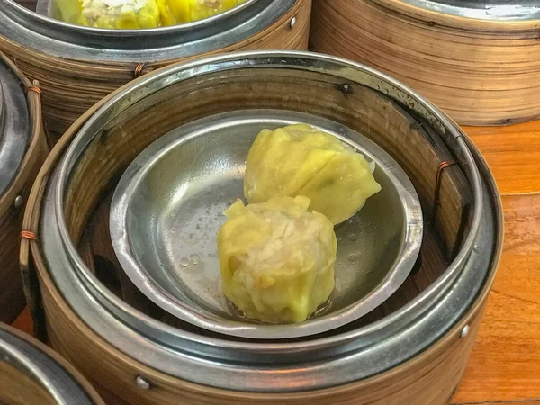 Dim sum em vapor de bambu, cozinha chinesa — Fotografia de Stock