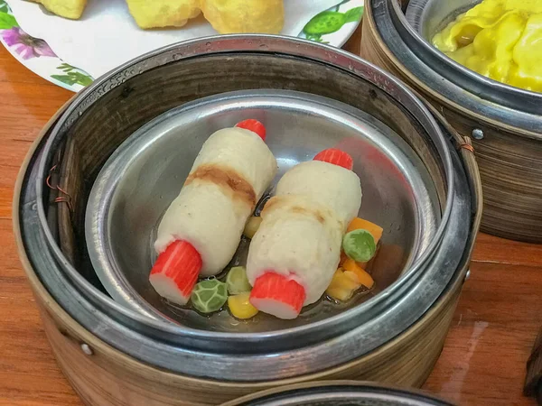 Dim sum em vapor de bambu, cozinha chinesa — Fotografia de Stock