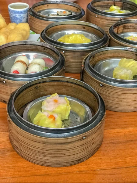Dim sum in bamboo steamer, chinese cuisine — Stock Photo, Image