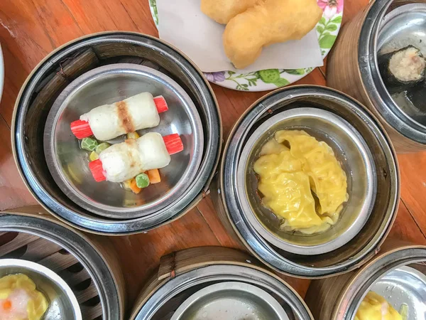 Dim sum w parowiec bambusa, kuchnia chińska — Zdjęcie stockowe