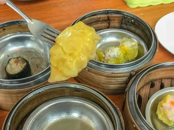 Dim Sum im Bambusdämpfer, chinesische Küche — Stockfoto