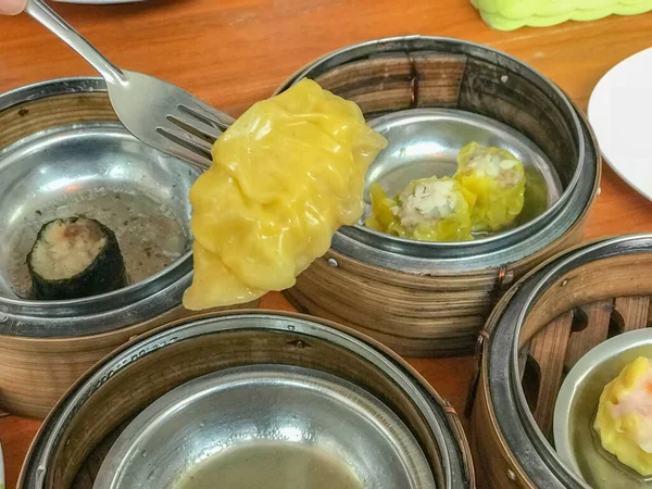 Dim Sum im Bambusdämpfer, chinesische Küche — Stockfoto