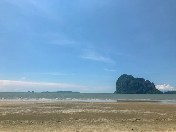 Piękna scena krajobrazu morskiego i piaszczystego w prowincji Pak Meng Beach Trang, Tajlandia — Zdjęcie stockowe