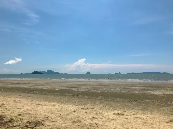 Krásné moře a písek letní krajina scéna v Pak Meng Beach Trang provincie, Thajsko — Stock fotografie