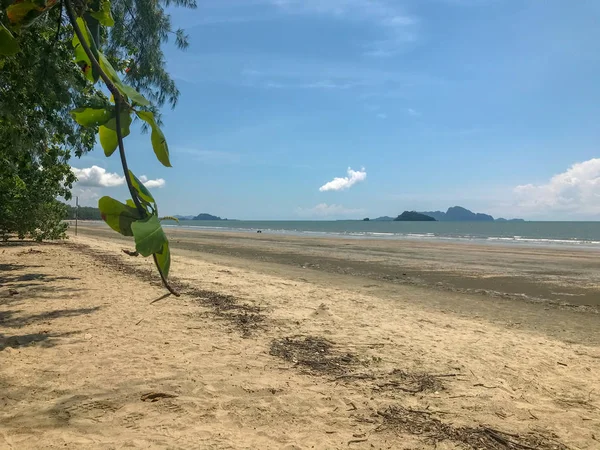 Красивое море и песок летняя пейзажная сцена в Пак Менг Beach Trang провинции, Таиланд — стоковое фото