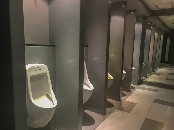 Banheiro público masculino com urinóis no hotel — Fotografia de Stock