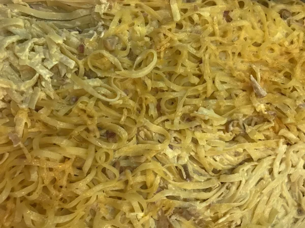 Espaguetis carbonara en plato grande en el hotel listo para servir — Foto de Stock