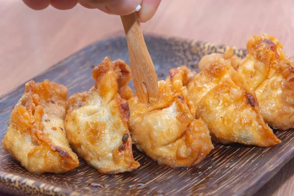 Houten vork en Japanse gyoza of knoedels snack op bord — Stockfoto