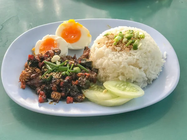 Grillat fläsk med kinesisk sichuansk paprika, ris och ägg på tallriken — Stockfoto