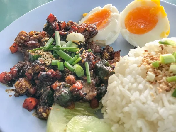 Porco grelhado com pimentas chinesas Sichuan, arroz e ovo no prato — Fotografia de Stock