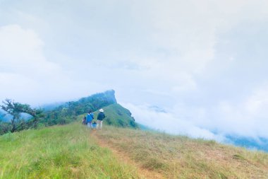 Dağın tepesinde oturan bir grup turist Doi Mon Jong, Chiang Mai, Tayland
