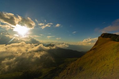 Güzel gökyüzü, bulut, sis ve dağ Doi Mon Jong, Chiang Mai, Tayland