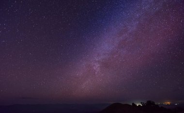 Doi Mon Jong, Chiang Mai, Tayland 'daki dağlarda gece manzarası ve sarı ışık.