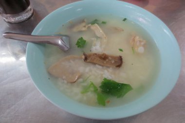 Pirinç lapasını kasenin üstüne koy.