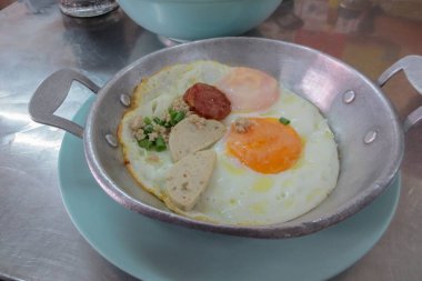 Tayland usulü kızarmış yumurta.