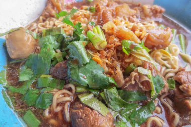 Yakisoba şehriye çorbası ve köfteli domuz eti.