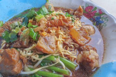 Yakisoba şehriye çorbası ve köfteli domuz eti.