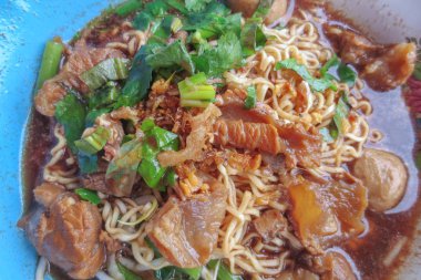 Yakisoba şehriye çorbası ve köfteli domuz eti.