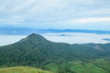 Sabahleyin Chiang Mai, Tayland yakınlarındaki popüler bir dağ olan Doi Mon Jong 'da bulut ve sis.