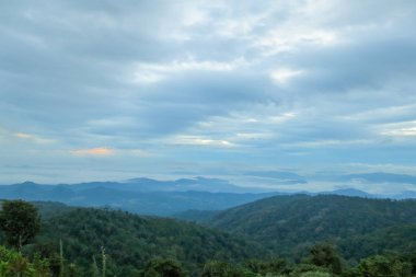 Sabahleyin Chiang Mai, Tayland yakınlarındaki popüler bir dağ olan Doi Mon Jong 'da bulut ve sis.