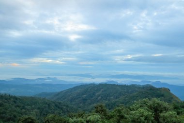 Sabahleyin Chiang Mai, Tayland yakınlarındaki popüler bir dağ olan Doi Mon Jong 'da bulut ve sis.