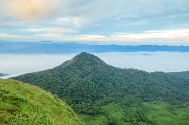 Sabahleyin Chiang Mai, Tayland yakınlarındaki popüler bir dağ olan Doi Mon Jong 'da bulut ve sis.