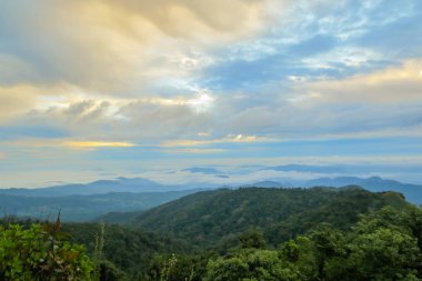Sabahleyin Chiang Mai, Tayland yakınlarındaki popüler bir dağ olan Doi Mon Jong 'da bulut ve sis.