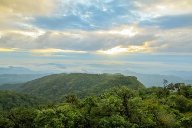 Sabahleyin Chiang Mai, Tayland yakınlarındaki popüler bir dağ olan Doi Mon Jong 'da bulut ve sis.
