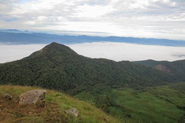 Sabahleyin Chiang Mai, Tayland yakınlarındaki popüler bir dağ olan Doi Mon Jong 'da bulut ve sis.