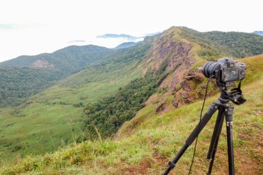 Tripod fotoğrafçıları, Chiang Mai, Tayland yakınlarındaki popüler bir dağ olan Doi Mon Jong 'da fotoğraf çekiyor.