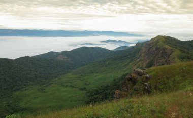 Monjong, Chiang Mai, Tayland 'da dağın tepesinde bulut ve sis var.